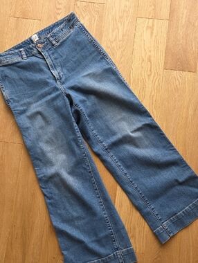 GAP Wide-Leg Cropped Jeans in Medium Blue Wash